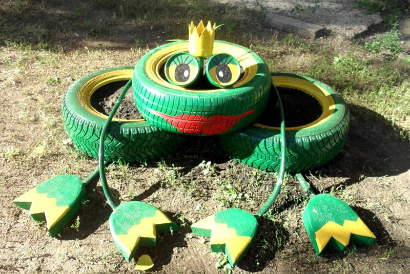 лягушка на детской площадке