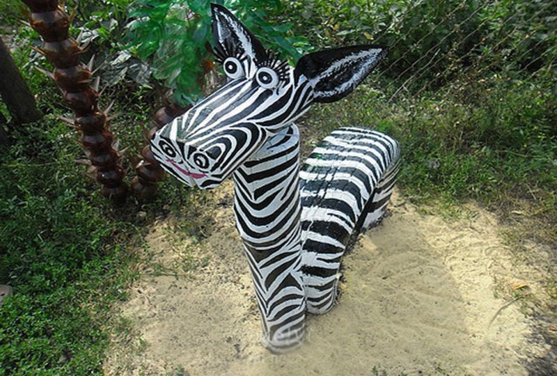 зебра на детской площадке