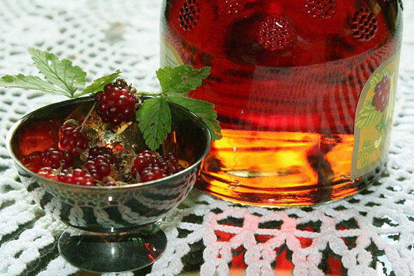 свежие ягоды княженики и напиток