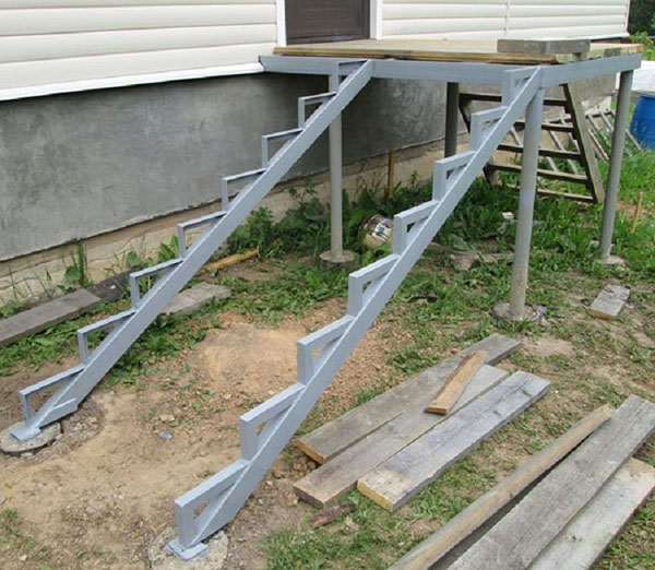 установка металлической лестницы