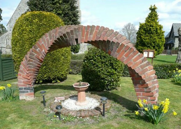 оригинальная кирпичная арка в саду