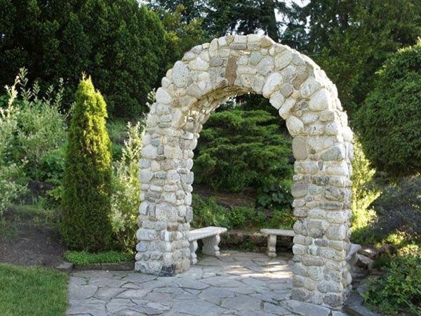 арка из белого камня