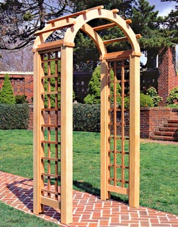 небольшая деревянная арка
