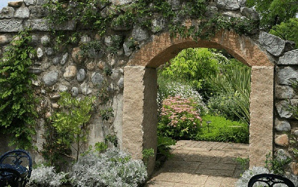 арка в каменной стене