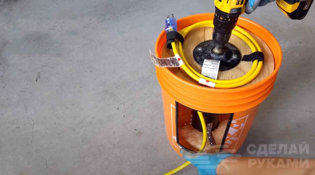 Переносная катушка для электрокабеля из пластикового ведра