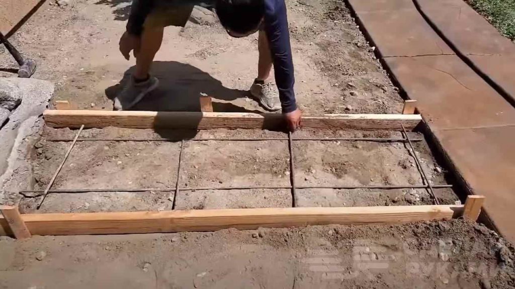 Как сделать садовую дорожку из бетона с «отделкой» под кору дерева