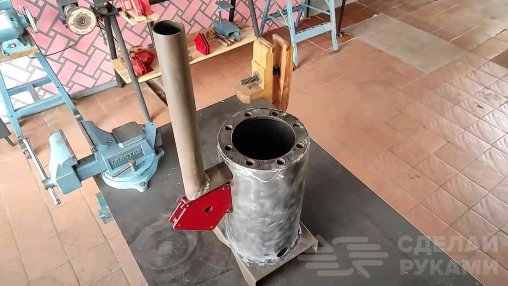 Уличная печь, которая работает на опилках (делаем из металлолома)