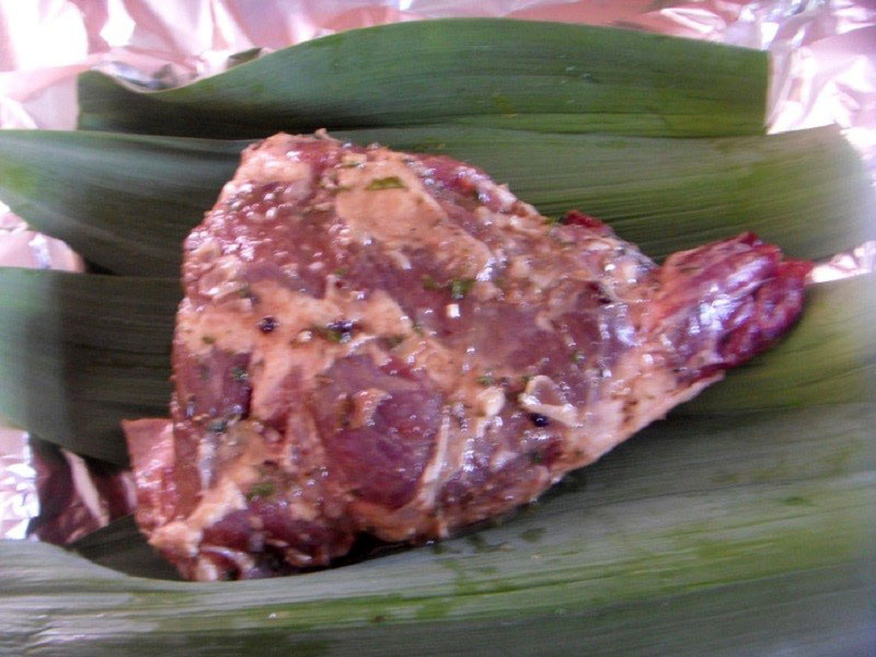выложить мясо на листья рокамболя
