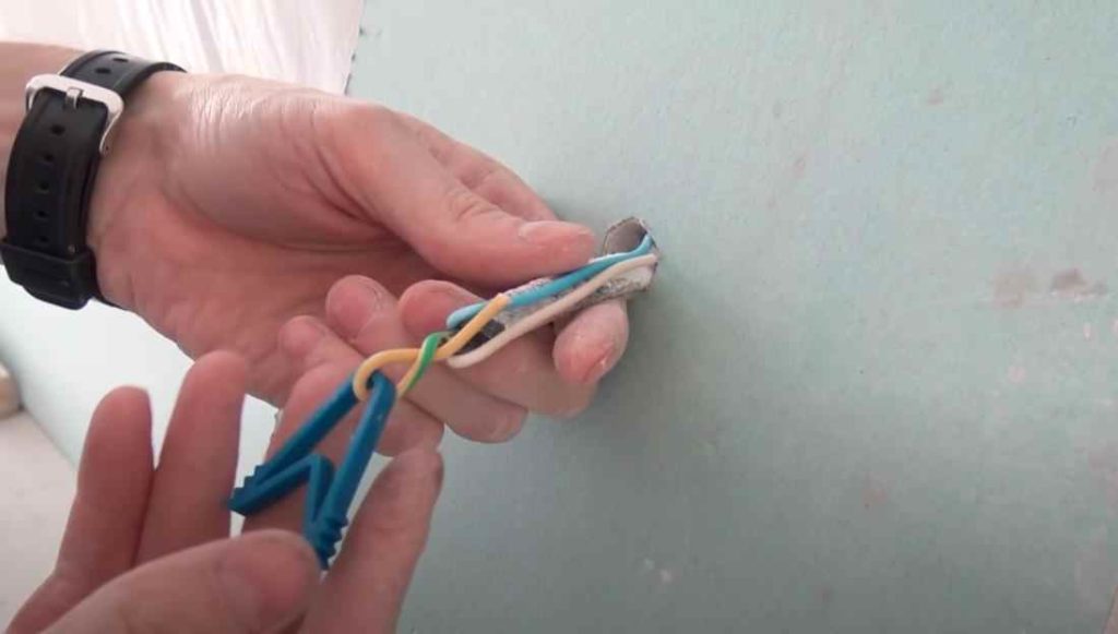 Как сделать фиксатор для проводов, которые свисают с потолка