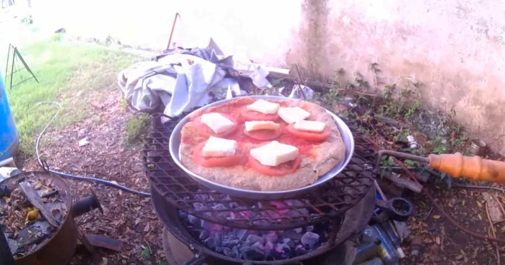 Как приготовить пиццу на даче, если нет ни духовки? Есть решение