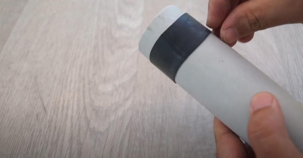 Как соединить два отрезка трубы с помощью пластиковой бутылки