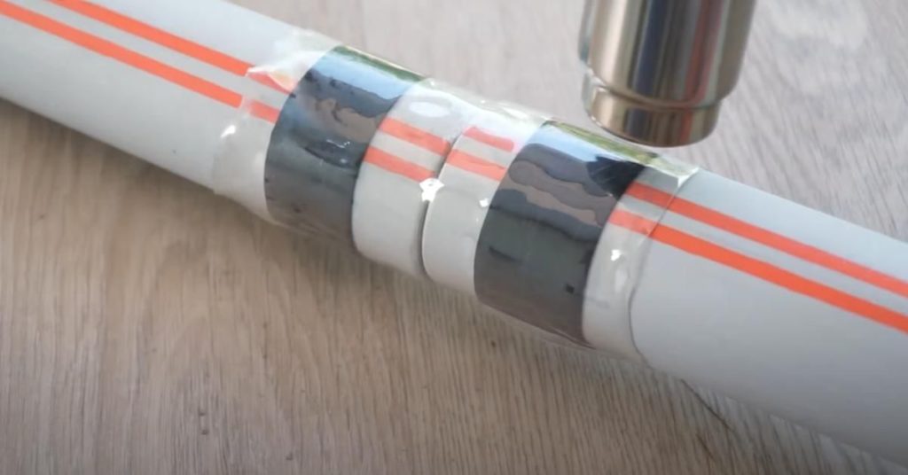 Как соединить два отрезка трубы с помощью пластиковой бутылки