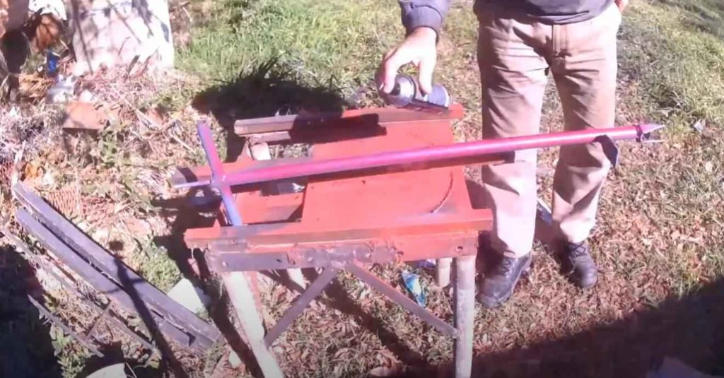 Простой самодельный инструмент, который помогает бороться с сорняками на огороде и дачном участке