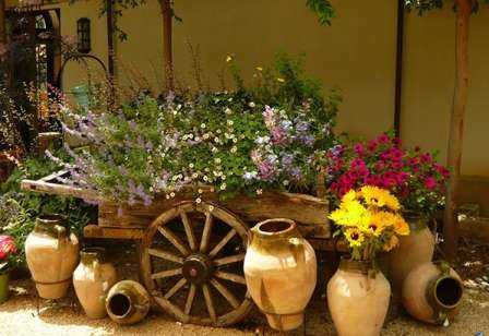Богатство фантазии владельцев дачных участков особенно заметно в многообразии цветочных кашпо. Во что только не сажают дачники и садоводы цветы! 