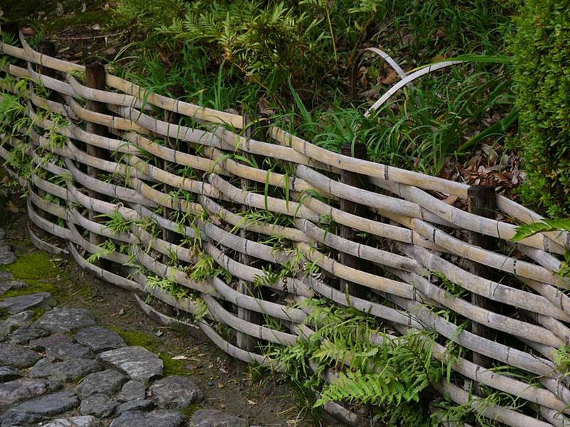плетеный деревянный забор на дачном участке