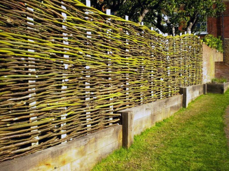 плетеный забор из разных материалов