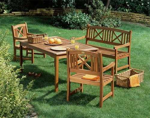 Деревянные стулья и столы