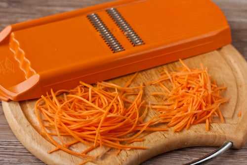 Чтобы волокна моркови были длинными, ее надо тереть на специальной терке