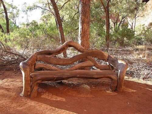 Мебель из дерева для сада своими руками хорошо вписывается в ландшафт