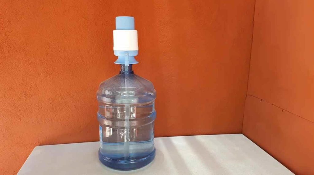 Как сделать садовый дождеватель из помпы для бутилированной воды