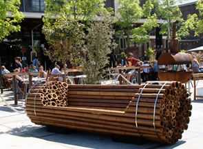 Большая бамбуковая связка использована для оригинальной лавочки