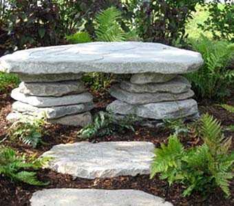 На фото пример простой каменной скамьи