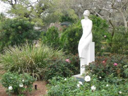 Гипсовая скульптура в саду