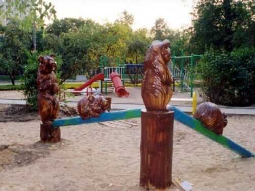 Любительское фото превосходных деревянных зверей, которых можно использовать в качестве украшения для садового участка