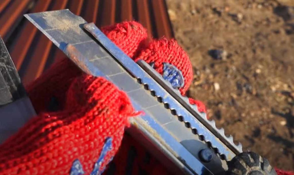 Как правильно резать профнастил: обходимся без болгарки и ножниц по металлу