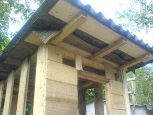 Крыша дачного туалета