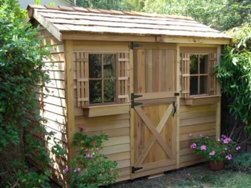 Построим миниатюрный домик-сарай, утопающий в зелени сада.