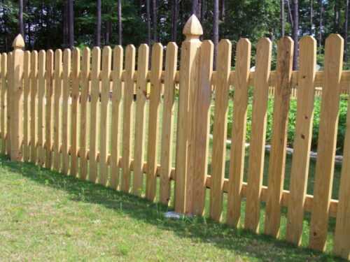 На фото представлен один из вариантов деревянной ограды.