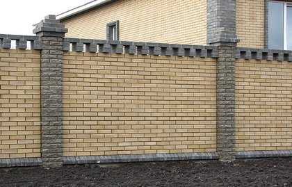 Старайтесь оформлять ограду под стиль фасада дома.