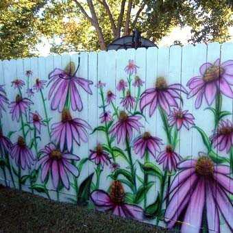 Рисунки на заборе на даче – лучший способ оформления скучного однообразного полотна.