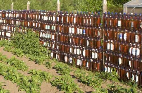 Забор из пластиковых бутылок для дачи (35 фото): виды. Особенности мини-заборов, оград на проволоке, из пластикового полотна, заборов-стеллажей и капитальных заборов